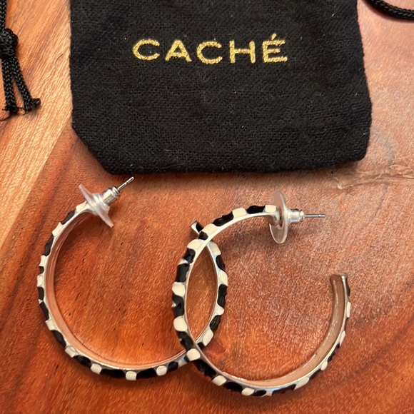 CACHE BLACK/WHITE ENAMEL HOOP EARRINGS - Picture 10 of 11